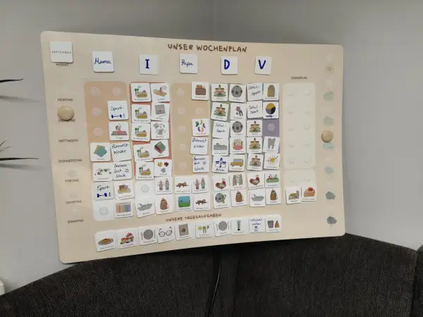 Ein gemeinsamer Kalender App mit Icons für tägliche Aufgaben wie Kindergarten, Sport und Arztbesuche.