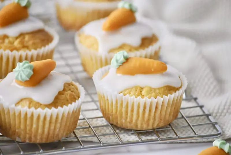 Leckere Karottenmuffins mit Zuckerguss und Marzipan-Karotten, perfekt für ein Osterfest. Dieses Karottenmuffins Rezept ist einfach und gelingt immer.