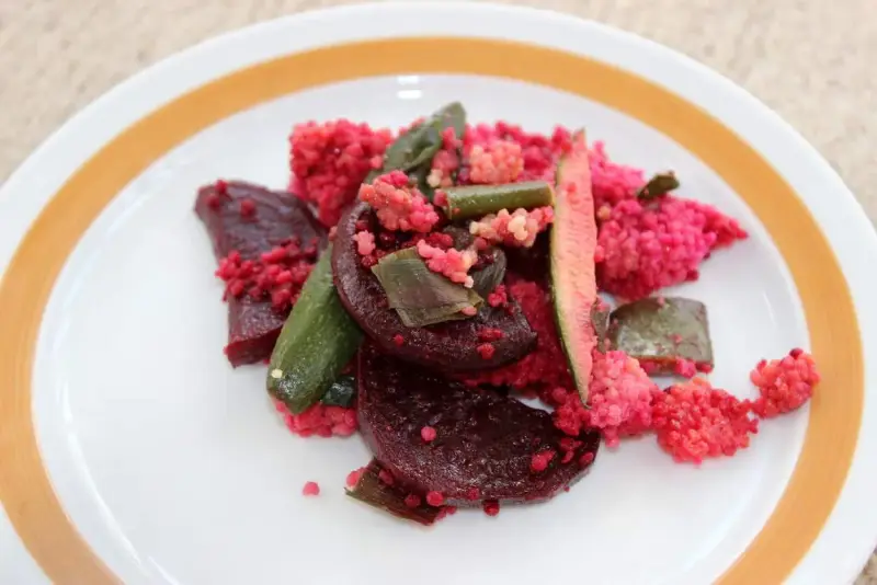 Rote Bete mit pinkem Couscous und grünen Bohnen, ein farbenfrohes Gericht, das auch einem Kleinkind schmecken würde.