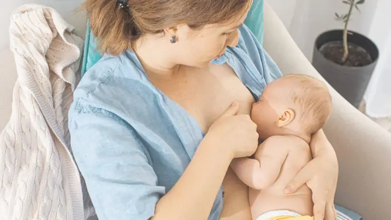 Eine Mutter stillt ihr Baby. Viele Frauen erleben, dass sie durch das Stillen abnehmen.